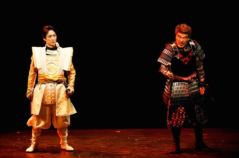 「子午線の祀り」より。左から野村萬斎、村田雄浩。（撮影：細野晋司）