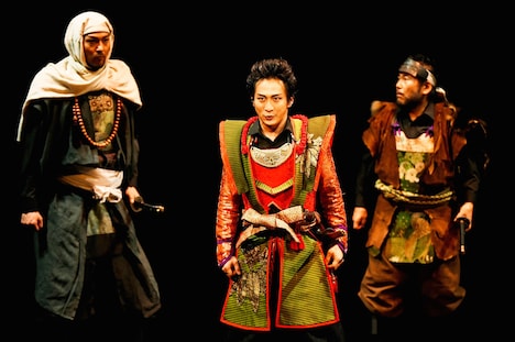 「子午線の祀り」より。左から星智也、成河、小嶋尚樹。（撮影：細野晋司）