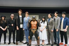 舞台「北斗の拳 ‐世紀末ザコ伝説‐」制作発表より。左からAkemi.S.ミラー、ムッシュ吉崎（クリスタルキング）、林野健志、花園直道、ジャギ、水希蒼（A応P）、河合龍之介、寿里、磯貝龍虎。