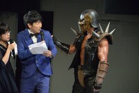 舞台「北斗の拳 ‐世紀末ザコ伝説‐」制作発表より。川本成に詰め寄るジャギ。