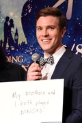 お題「子供頃にした空想ごっこ」に回答するビリー・ハーリガン・タイ。