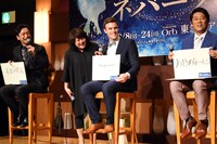 お題「この作品のキーワード」に回答する左から石丸幹二、ビリー・ハーリガン・タイ、坂上忍。