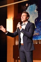 歌唱披露するビリー・ハーリガン・タイ。