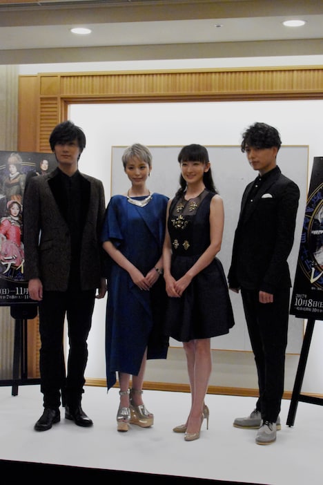 左から加藤和樹、平野綾、花總まり、山崎育三郎。