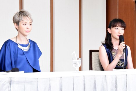 左から平野綾、花總まり。