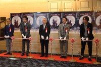 オルタナティブシアターのテープカットセレモニーより。左から田沼和俊、岡村俊一、石川雅己、三浦哲裕、横内謙介。