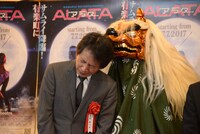 獅子舞に頭を噛まれる岡村俊一。