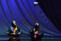 劇場内でのパフォーマンスの様子。