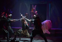 「アラタ～ALATA～」ゲネプロより。中央が早乙女友貴演じるアラタ。