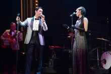 cube 20th. presents 音楽劇「魔都夜曲」ゲネプロより、左から橋本さとし演じる新田、秋夢乃演じる字春。