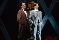 cube 20th. presents 音楽劇「魔都夜曲」ゲネプロより、左から橋本さとし演じる新田、壮一帆演じる川島。