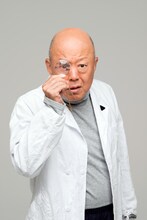 六平直政演じる紗良の秘密を知る医師役のイメージカット。