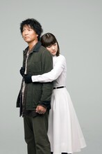 寺脇康文演じるホームレス中年男の鳴沢肇役と、宮澤佐江演じる紗良役のイメージカット。