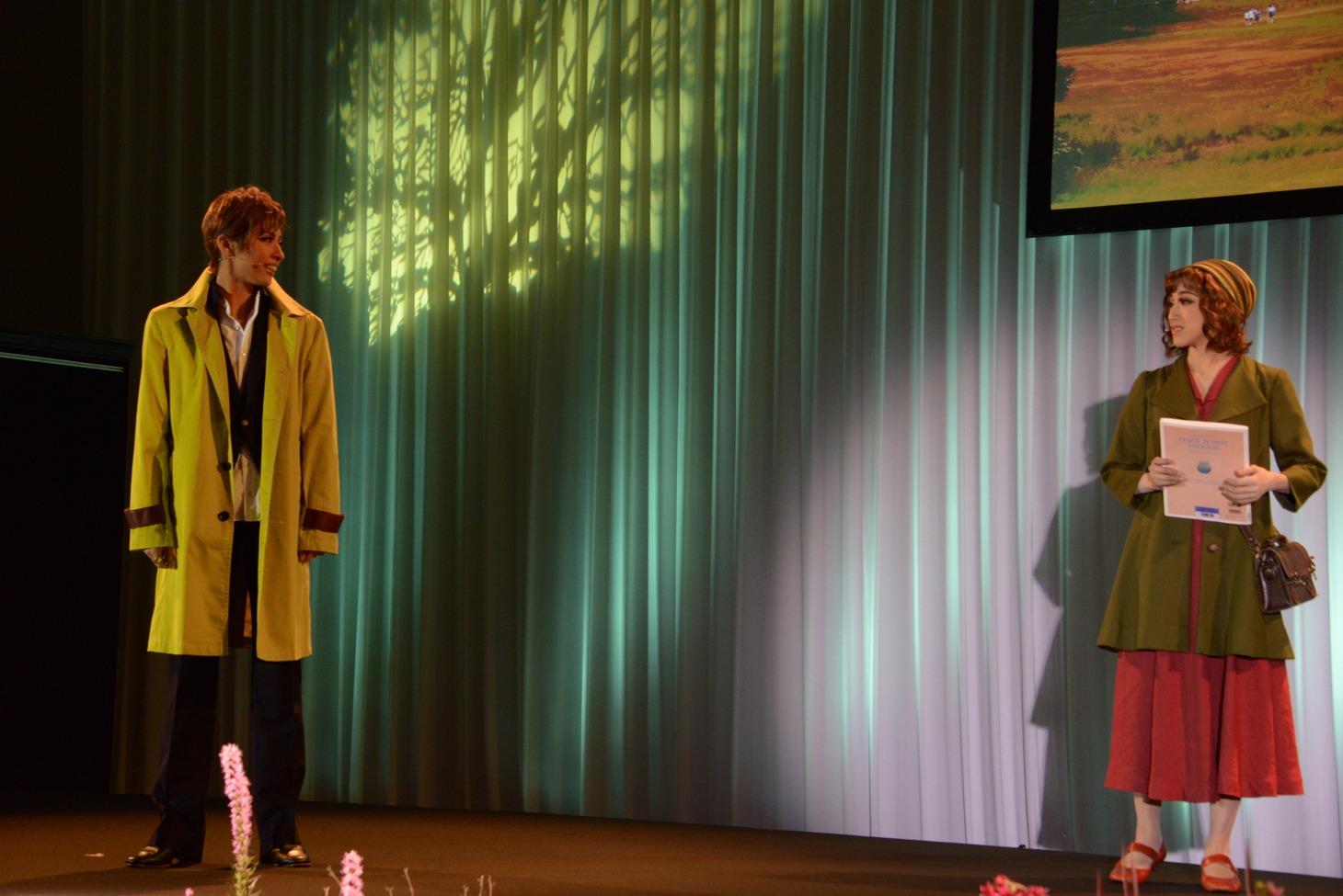 宝塚歌劇花組「Musical『ハンナのお花屋さん ─Hanna’s Florist─』」制作発表会より。左から明日海りお、仙名彩世。