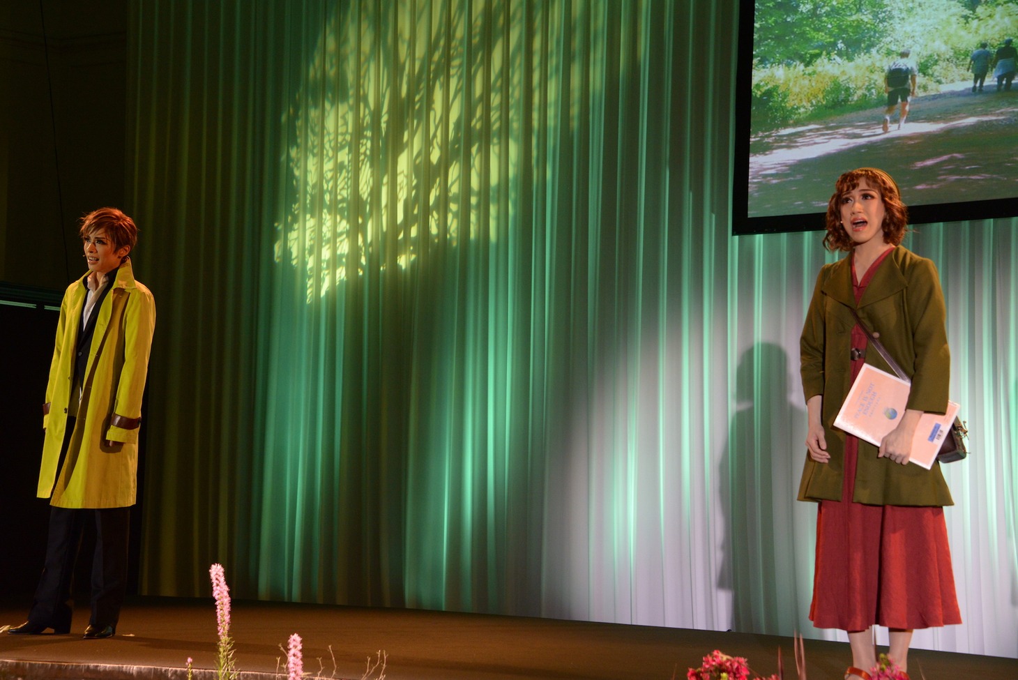 宝塚歌劇花組「Musical『ハンナのお花屋さん ─Hanna’s Florist─』」制作発表会より。左から明日海りお、仙名彩世。