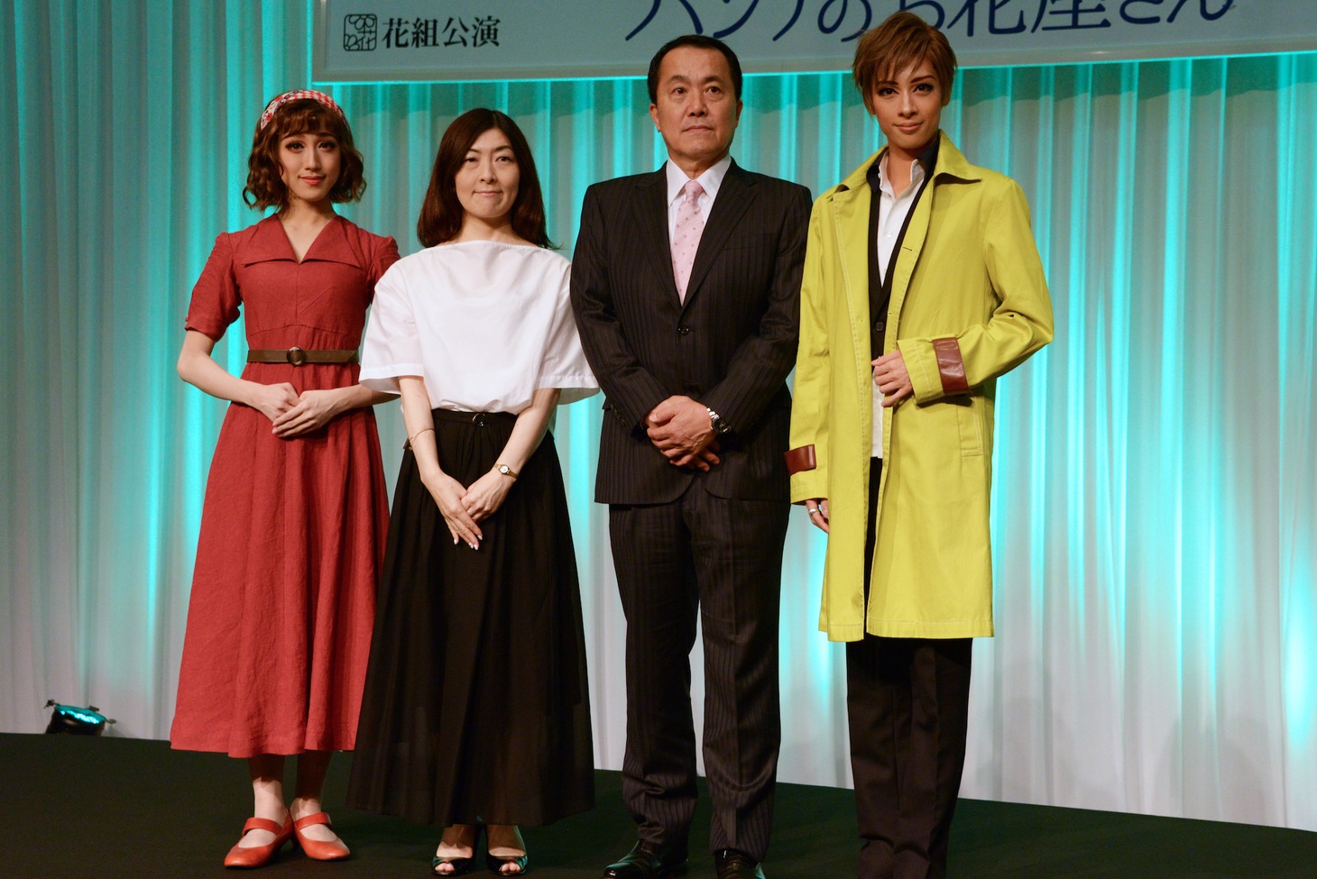 宝塚歌劇花組「Musical『ハンナのお花屋さん ─Hanna’s Florist─』」制作発表会より。左から仙名彩世、植田景子、小川友次、明日海りお。