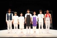 「他重人格 WHO AM I ?」ゲネプロより。左から貴瀬雄二、小林瑞紀、村井まどか、山崎彬、大久保聡美、多田直人、野崎数馬。