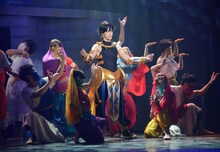 「Fate/Grand Order THE STAGE -神聖円卓領域キャメロット-」ゲネプロより、本田礼生演じるオジマンディアス（中央）。