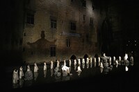 SPAC「アンティゴネ」のフランス・アビニョン演劇祭公演フォトコールより。（撮影：新良太）