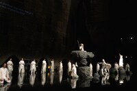 SPAC「アンティゴネ」のフランス・アビニョン演劇祭公演フォトコールより。（撮影：新良太）