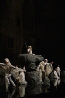 SPAC「アンティゴネ」のフランス・アビニョン演劇祭公演フォトコールより。（撮影：新良太）