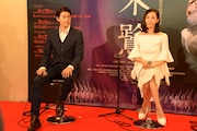 「舞劇『朱鷺』」制作発表記者会見より。左から王佳俊、朱潔静。