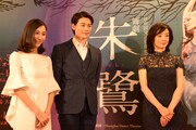 「舞劇『朱鷺』」制作発表記者会見より。左から朱潔静、王佳俊、草刈民代。