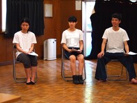 劇団青年座研究所の横堀悦夫集中講座の様子。