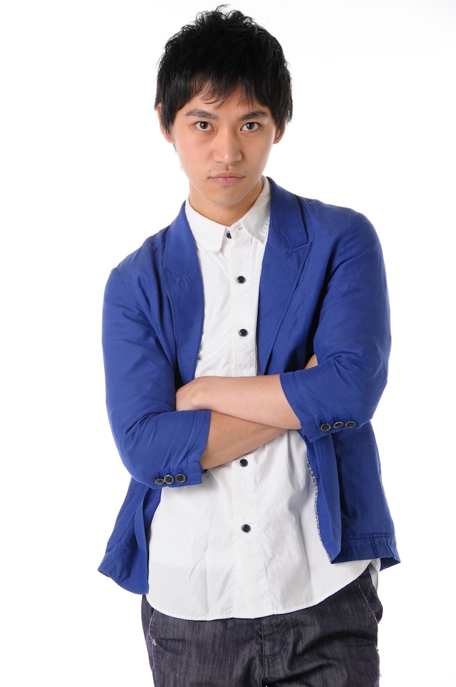 仲酉モツ夫役の登野城佑真。