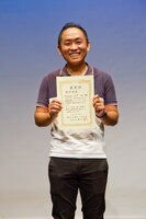 劇作家賞を受賞した山下由。（撮影：青二才晃）