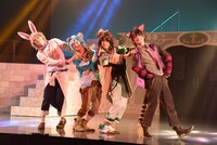 舞台「夢王国と眠れる100人の王子様 ～Prince Theater～」ゲネプロより。左から川隅美慎演じるクロノ、高根正樹演じるドーマウス、上杉輝演じるマーチア、飯山裕太演じるチェシャ猫。