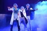 舞台「夢王国と眠れる100人の王子様 ～Prince Theater～」ゲネプロより。左から高橋里央演じるグレイシア、山中翔太演じるシュニー、吉岡佑演じるフロスト。