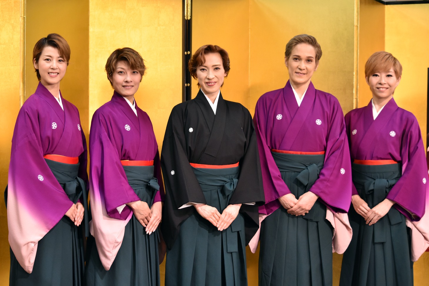 左から悠浦あやと、楊琳、高世麻央、桐生麻耶、真麻里都。