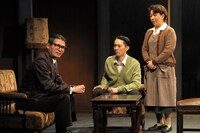 劇団青年座 「旗を高く掲げよ」より。（撮影：坂本正郁）