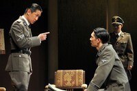 劇団青年座 「旗を高く掲げよ」より。（撮影：坂本正郁）