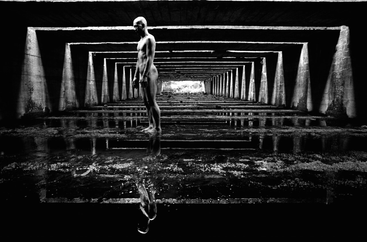 田中泯が原美術館の中庭でソロパフォーマンス