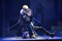 ピースピット2017年本公演「グランギニョル」より。手前から東啓介演じる李春林、松浦司演じる歌麿。