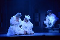 ピースピット2017年本公演「グランギニョル」より。左から大久保祥太郎演じるオズ・ローナン、田村芽実演じるキキ・ワトソン、藤木修演じるアンリ・ガトー。