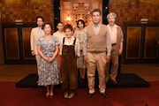 ミュージカル「にんじん」キャスト。後列左から中山義紘、秋元才加、真琴つばさ、今井清隆。前列左からキムラ緑子、大竹しのぶ、宇梶剛士。