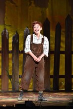 ミュージカル「にんじん」公開ゲネプロより。大竹しのぶ演じるにんじん。