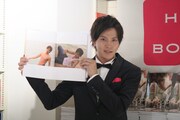 1st写真集「THE財木琢磨」発売記念イベントの様子。肉体美を披露しているページを開く財木琢磨。
