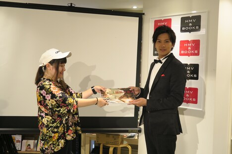 1st写真集「THE財木琢磨」発売記念イベントの様子。写真集を手渡す財木琢磨。
