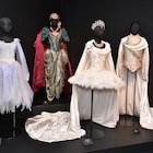 Kバレエ、過去11作の衣装&最新作「クレオパトラ」の衣装デザイン画を展示