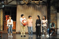 スタミナや＆イッツフォーリーズ「秋に咲く桜のような」2015年の初演より。（撮影：日高仁）