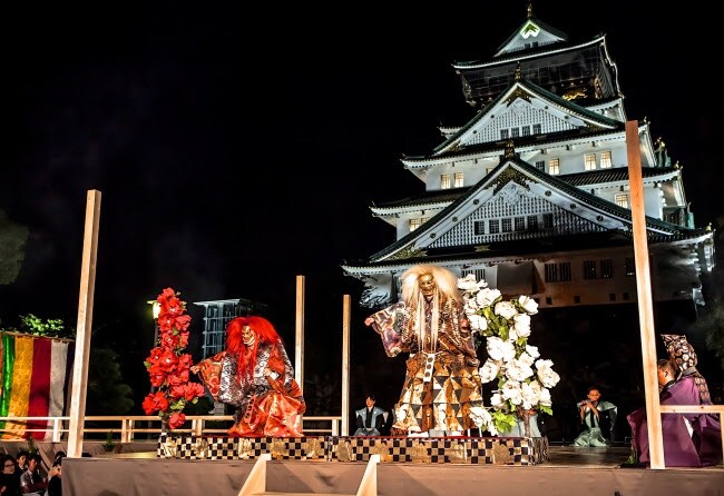 大阪城を背景にかがり火で楽しむ「大阪城本丸薪能」今年も開催