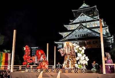 「大阪城本丸薪能」の様子。