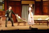 M&Oplaysプロデュース「鎌塚氏、腹におさめる」公開フォトコールより、左から三宅弘城演じる鎌塚アカシ、二階堂演じる綿小路チタル。