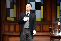 M&Oplaysプロデュース「鎌塚氏、腹におさめる」公開フォトコールより、三宅弘城演じる鎌塚アカシ。