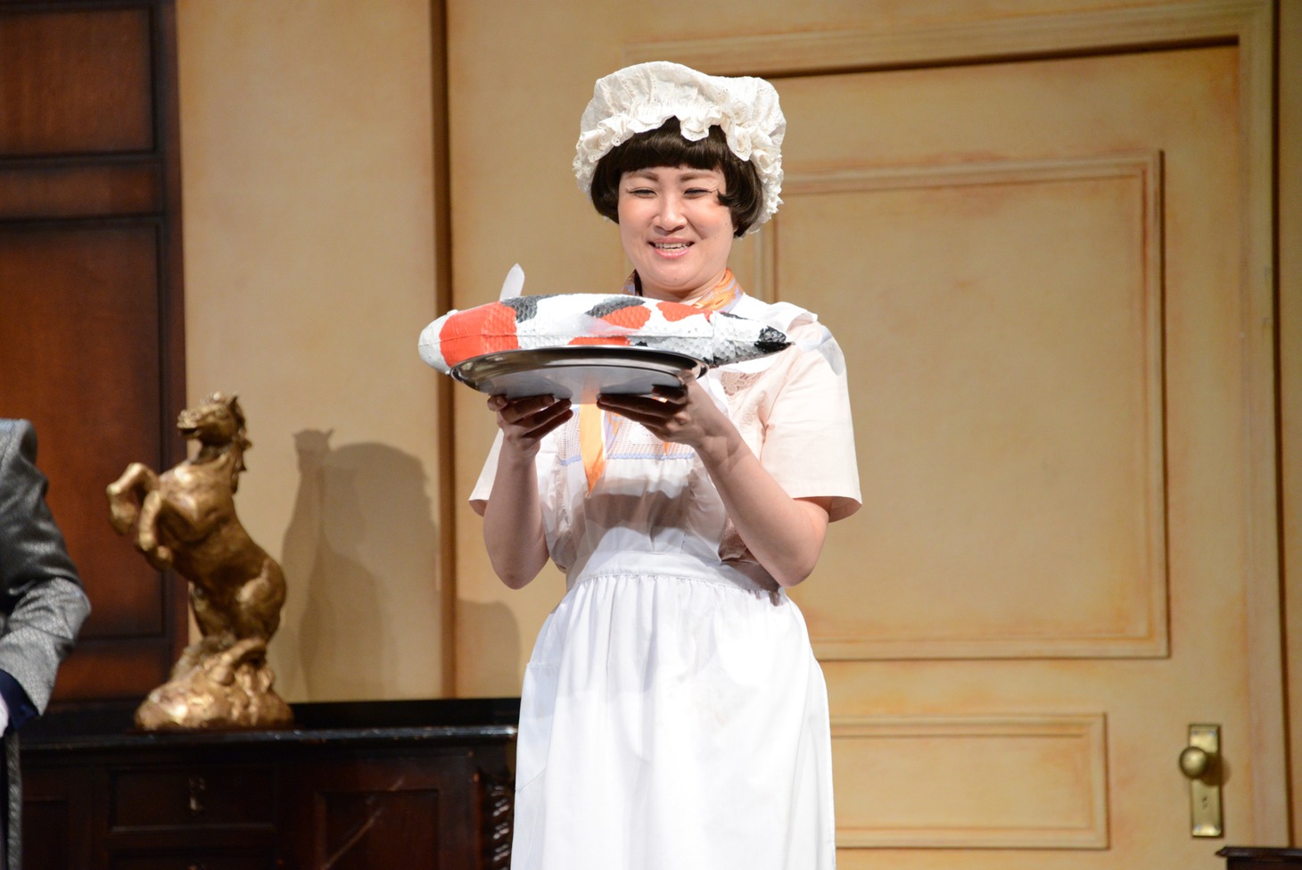 M&Oplaysプロデュース「鎌塚氏、腹におさめる」公開フォトコールより、猫背椿演じる太田代テマリ。