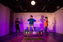 範宙遊泳「その夜と友達」より。左から大橋一輝、名児耶ゆり、武谷公雄。（撮影：鈴木竜一朗）